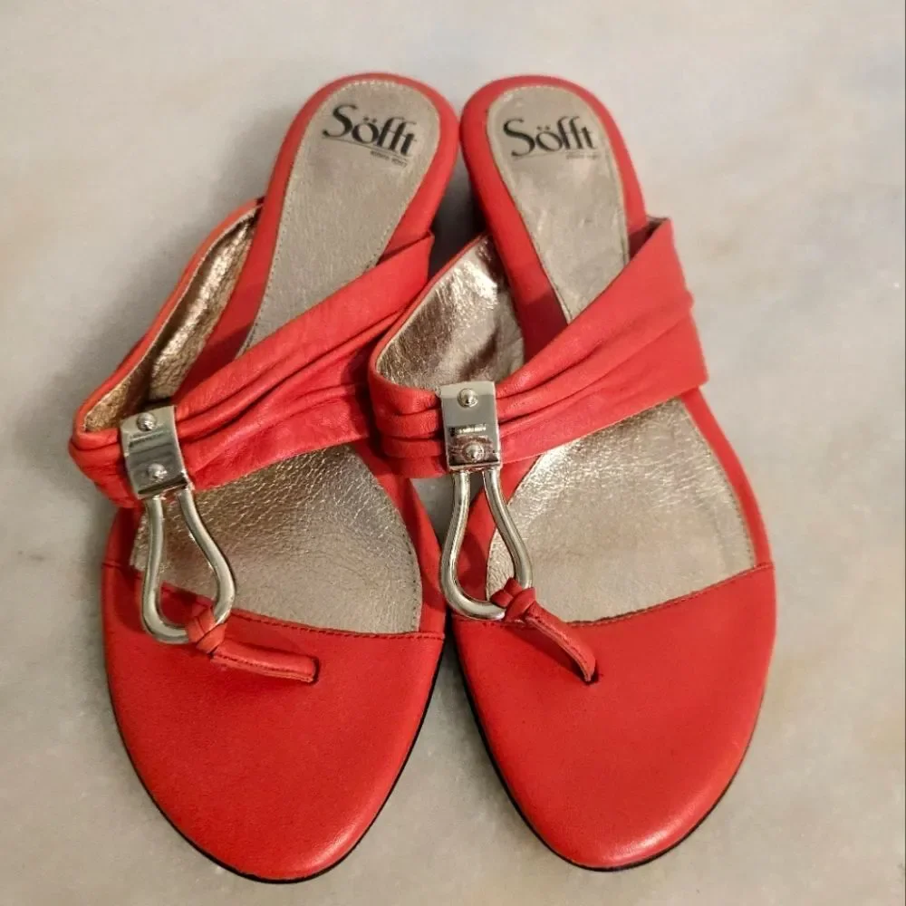 Sofft Red Genuine Leather Thong low heel Sandals Light Gold Hardware 8